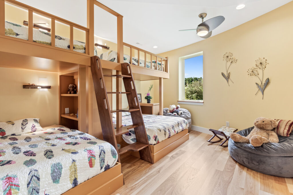 kid's bunk room